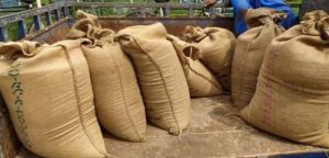 সুনামগঞ্জের তাহিরপুরে ত্রাণের ১৫বস্তা চাল চুরির ঘটনাকে কেন্দ্রে করে চলছে লংকাকান্ড