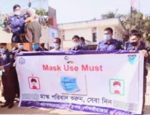 মরণব্যাধি করোনা ভাইরাস প্রতিরোধে কুলাউড়া থানা পুলিশের মাস্ক বিতরণ