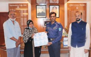 আকবরকে গ্রেফতার করায় পুলিশ সুপারের প্রতি রায়হানের মায়ের কৃতজ্ঞতা