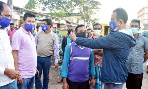 ছাতক পৌরসভার উ‌দ্যো‌গে বি‌ভিন্ন পেশার মানুষের মাঝে মেয়র আবুল কালাম চৌধুরীর মাস্ক বিতরণ