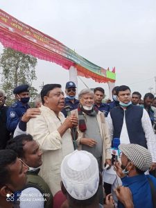 সুনামগঞ্জের প্রবেশ পথ গোবিন্দগঞ্জ মুক্তিযোদ্ধা চত্ত্বর এলাকায় ফুলের তোড়া দিয়ে পরিকল্পনা মন্ত্রী এমএ মান্নান‌ এম‌পি ম‌হোদয়‌কে স্বাগত জা‌নান সা‌বেক উপ‌জেলা চেয়ারম‌্যান বকুল চৌধুরী