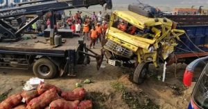 বাসে ট্রাকের ধাক্কা, সকালেই প্রাণ গেল ৬ জনের