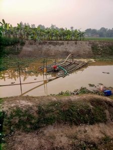 বগুড়ার শিবগঞ্জে করতোয়া নদী থেকে অবৈধভাবে মাটি ও বালু উত্তোলনের চলছে মহোৎসব