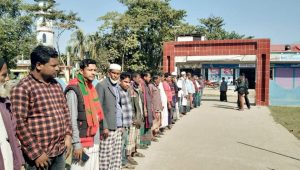 “দোয়ারাবজারে কালোবাজারে সার বিক্রির অভিযোগে ডিলারের বিরুদ্ধে মানববন্ধন করেছেন স্থানীয় কৃষকরা,,