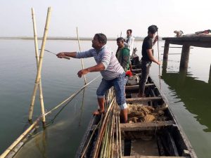 তাহিরপুরে টাঙ্গুয়ার হাওরের সংসা বিলে অবৈধ মশারি নেটজালের বাঁধ উচ্ছেদ।।