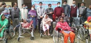 মহেশপুরে পঙ্গু ও আদিবাসীদের মাঝে হুইল চেয়ার ও কম্বল বিতরণ