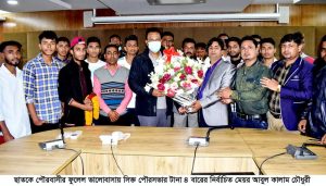 ছাতকে নব নির্বাচিত মেয়রকে পৌরসভার ১নং ওয়ার্ডবাসীর ফুলেল শুভেচ্ছা