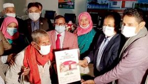 সুনামগঞ্জে ৪০৭ দরিদ্র গৃহহীন পরিবার পেল ঘর প্রধানমন্ত্রীর  দেয়া উপহার । সুনামগঞ্জ প্রতিনিধি মুজিববর্ষে ‘আশ্রয়ণের অধিকার, শেখ হাসিনার উপহার’ এমন শ্লোগানকে সামনে রেখে সুনামগঞ্জের ১১টি উপজেলার  ৪০৭ দরিদ্র গৃহহীন ও ভূমিহীন পরিবার পেল ঘর হিসেবে প্রধানমন্ত্রীর উপহার। শনিবার (২৩ জানুয়ারি) সকালে প্রধানমন্ত্রী শেখ হাসিনা ভিডিও কনফারেন্সের মাধ্যমে দরিদ্র-আশ্রয়হীন সুনামগঞ্জের ৪০৭টি গৃহহীন পরিবারের মধ্যে আনুষ্ঠানিকভাবে ঘরের চাবি ও দলিল হস্তান্তরের জন্য তিনি নির্দেশ দেন প্রশাসনের কর্মকর্তাদের। পরে সুনামগঞ্জ সদর উপজেলার হল রুমে সদর উপজেলার ৫০ জন দরিদ্র গৃহহীন পরিবারের মধ্যে ঘরের চাবি ও দলিল তুলে দেন জনপ্রতিনিধি ও কর্মকর্তারা। এর আগে সুনামগঞ্জ সদর উপজেলা পরিষদের আয়োজনে মুজিববর্ষে প্রধানমন্ত্রী শেখ হাসিনা কতৃক ভূমিহীন ও গৃহহীন পরিবারকে জমি ও গৃহ প্রদান অনুষ্ঠান উপলক্ষে আলোচনা সভা অনুষ্ঠিত হয়। আলোচনা সভায় বক্তব্য রাখেন, অতিরিক্ত বিভাগীয় কমিশনার ফজলুল কবীর, অতিরিক্ত জেলা প্রশাসক (সার্বিক) শরীফুল ইসলাম,সদর উপজেলা পরিষদের চেয়ারম্যান খায়রুল হুদা চপল,সদর উপজেলা নির্বাহী অফিসার ইয়াসমিন নাহার রুমা, দক্ষিণ সুনামগঞ্জ উপজেলা পরিষদের সাবেক চেয়ারম্যান হাজী আবুল কালাম, জেলা মুক্তিযোদ্ধা সংসদের সাবেক কমান্ডার নুরুল মোমেন, শিক্ষাবিদ পরিমল কান্তি দে, সদর উপজেলা পরিষদের ভাইস চেয়ারম্যান নিগার সুলতানা কেয়া ও ভাইস চেয়ারম্যান মো. আবুল হোসেন প্রমুখ।  সিরাজুল ইসলাম শ্যামল সুনামগঞ্জ প্রতিনিধি    ২৩.০১.২১