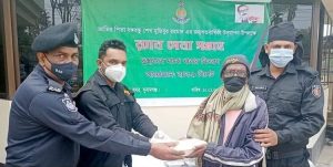 সুনামগঞ্জে র‌্যাবের উদ্যোগে শতাধিক দুস্থদের মাঝে খাবার বিতরণ