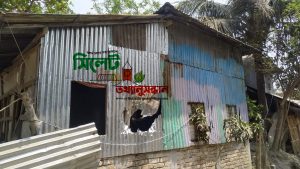 মাদারীপুরে নৌকায় ভোট না দেওয়ায় অর্ধশত বাড়িতে ভাঙচুরও লুটপাট।। আহত-১০ :-