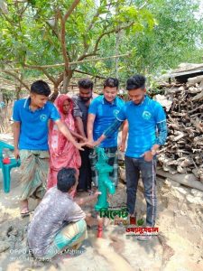 স্বপ্নছোঁয়া সেচ্ছাসেবী সংগঠনের উদ্যোগে বিধবাকে টিউবওয়েল প্রদান :-