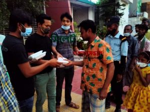 অসহায় মানুষের মাঝে খাদ্য বিতরণ করলেন ছাত্র লীগ নেতা :-