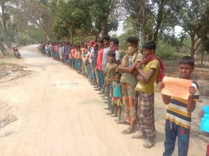 শৈলকুপায় ক্যানেল ভরাট করে রাস্তা নির্মাণের প্রতিবাদে শত শত কৃষকদের মানবন্ধনঃ-