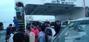 ঢাকার পথে বাংলাবাজার ঘাটে যাত্রীদের ভিড় :-