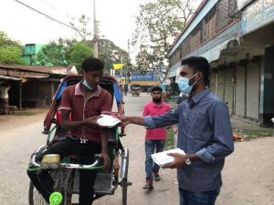 “শ্রমজীবী মানুষের মাঝে ইবি ছাত্রলীগের ইফতার বিতরন অব্যাহত :-