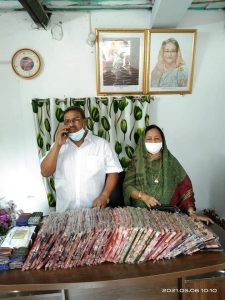 কোটচাঁদপুর পৌর মেয়র নিজ অর্থায়নে ২নং পৌর ওয়ার্ডে ঈদ উপহার সামগ্রী বিতরণ করলেন :-