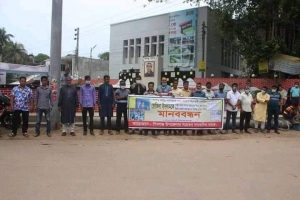 শিবগঞ্জে সাংবাদিক রোজিনা ইসলামকে হেনস্তার প্রতিবাদ ও মুক্তির দাবিতে মানববন্ধন অনুষ্ঠিত :-