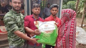 শতাধিক পরিবারকে ঈদ উপহার দিলো আলোর দিশারি মানবিক সংগঠন