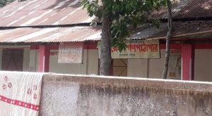 চুনারুঘাটে সাইনবোর্ডে ঝুলে থাকা নজরুল একাডেমি :-