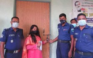 বগুড়ার শিবগঞ্জে সরকারি নির্দেশ অমান্য করে স্কুল পরিচালনা; অর্থদন্ড ও তালা