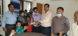চুনারুঘাটে শিক্ষা কর্মকর্তার উদ্যোগে প্রয়াত দপ্তরি পরিবারে ৩ লক্ষ ৩৩ হাজার টাকা সহায়তা প্রদান