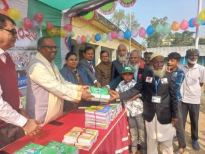 দোয়ারাবাজারে শিক্ষার্থীদের মাঝে বিনামূল্যে বই বিতরন।