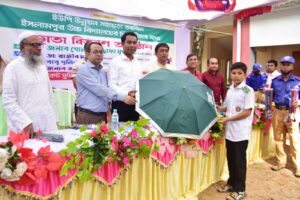 ইসলামপুর ইউপি পরিষদে শিক্ষার্থীদেরকে ছাতা বিতরণ