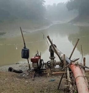 ছাতকে বুকি নদীতে পাওয়ার পাম্প বসিয়ে পানি সেচ, হুমকির মুখে বাড়িঘর