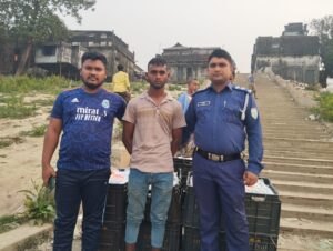 ছাতকে নৌ-পুলিশের অভিযানে ভারতীয় কমলাসহ আটক ১