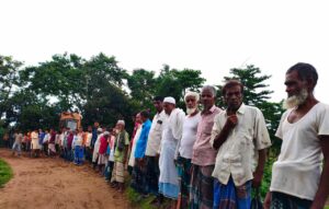 দোয়ারাবাজারে খাসিয়ামারা নদীতে ড্রেজার বন্ধের দাবিতে এলাকাবাসীর মানববন্ধন