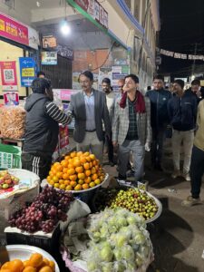 সাধারণ মানুষের সাথে কুশল বিনিময় করলেন কলিম উদ্দিন আহমদ মিলন