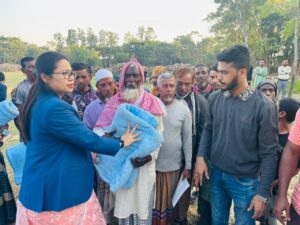 ইউএনও ডিপ্লোমেসি চাকমার উদ্যোগে ছাতকে শীতার্তদের মাঝে কম্বল বিতরণ